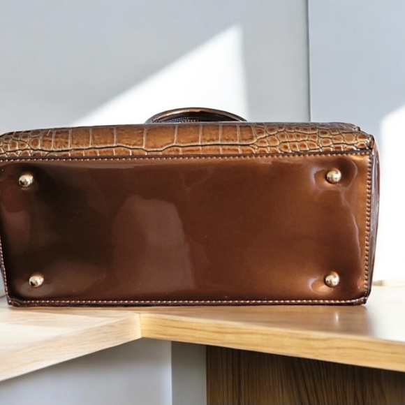 HP✨️ NWOT patent leather handbag - Picture 4 of 8